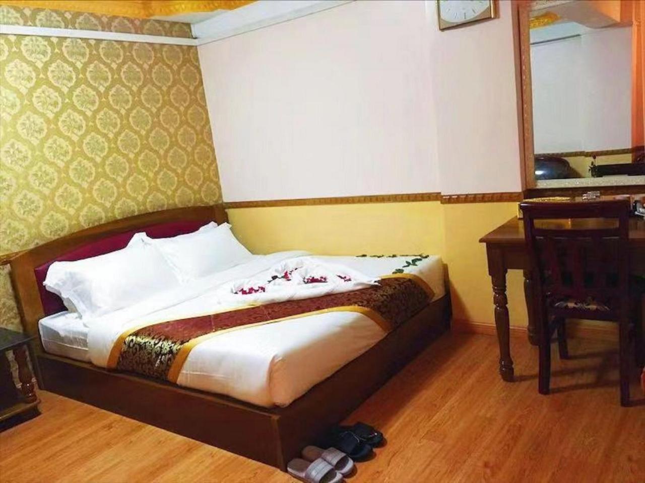C & Y Hotel Янгон Екстериор снимка