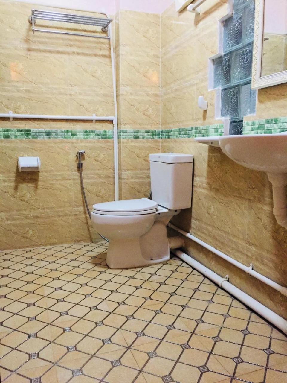 C & Y Hotel Янгон Екстериор снимка