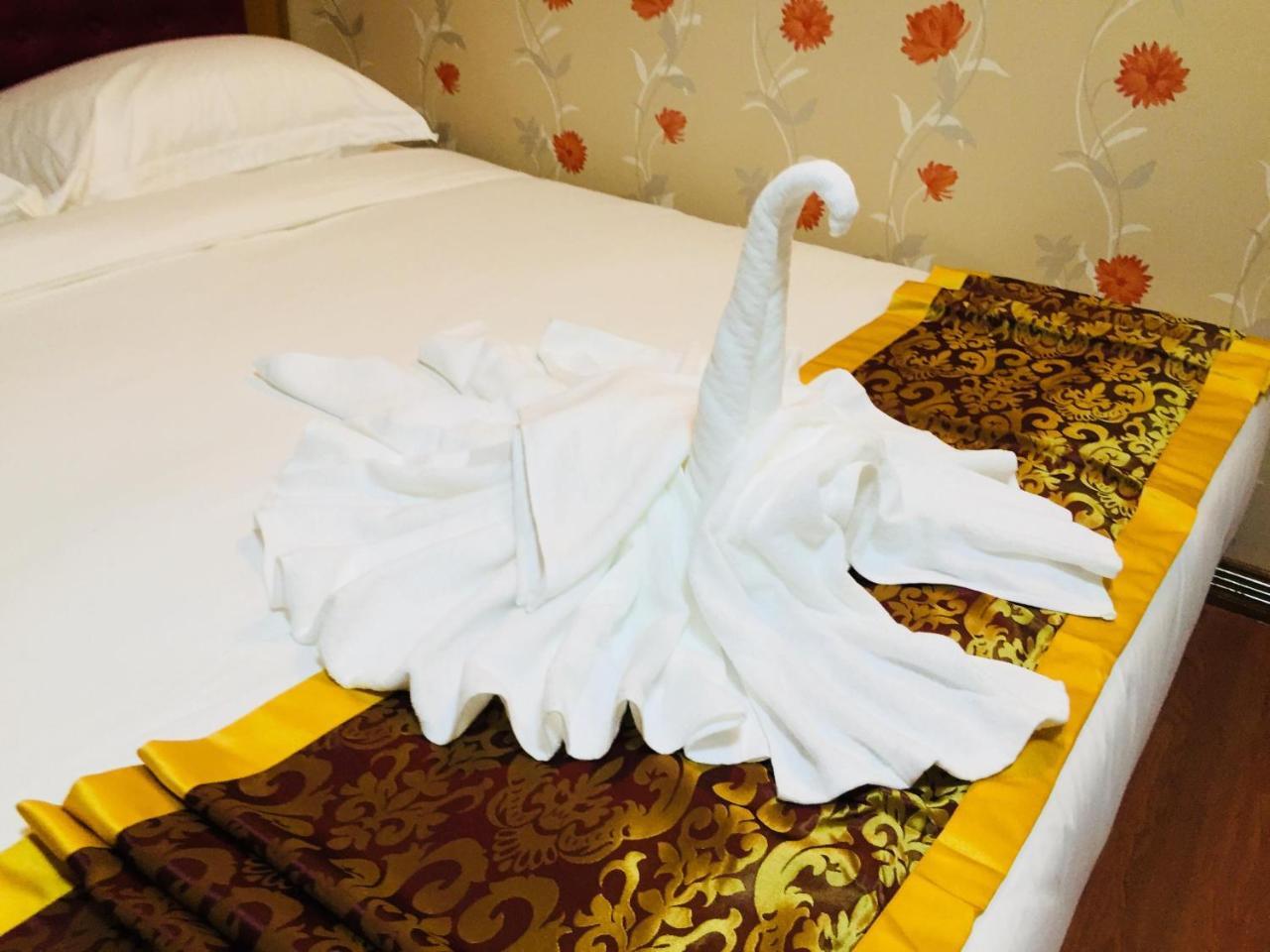 C & Y Hotel Янгон Екстериор снимка