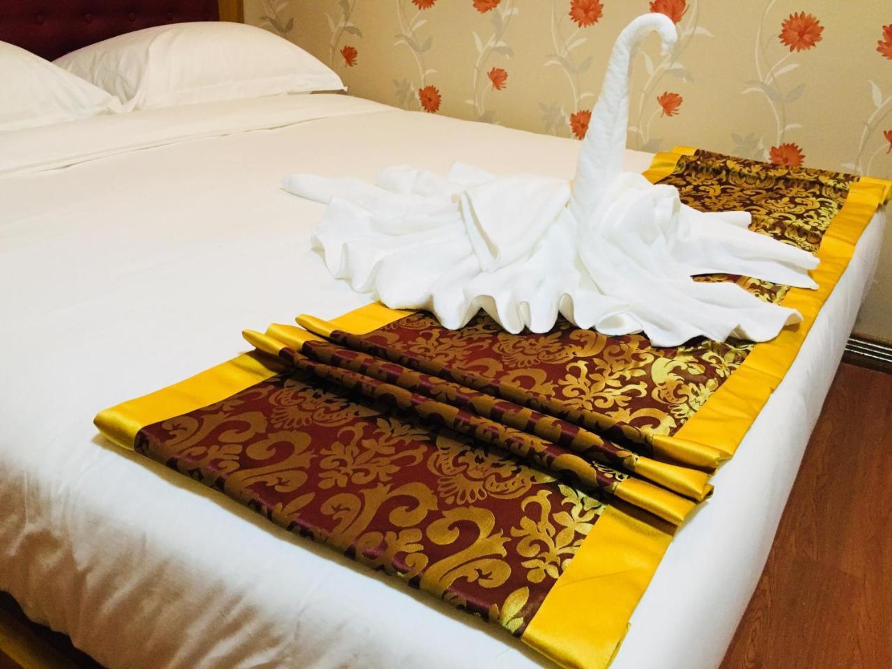 C & Y Hotel Янгон Екстериор снимка